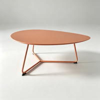 Table basse en bois de style nordique, idéale pour les zones d'accueil et les hôtels