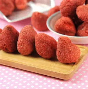 Spuntino sano frutta e verdura liofilizzate fiocchi di fragola congelare fetta di fragola