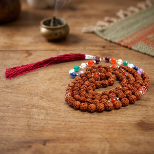 Collar Mala de 108 Cuentas de Rudraksha de 8mm con Piedras Preciosas de los Siete Chakras: Amatista, Lapislázuli, Citrino, Granate y Borla, para Meditación, Yoga, Regalo - Product Image 1