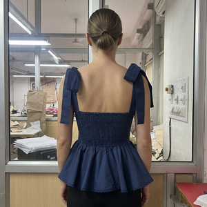 Blusa de Popelina Elástica de Algodón para Mujer, Asimétrica, con Volantes y Tirantes Cruzados en los Hombros |   Fabricante OEM y ODM Personalizado - Product Image 2