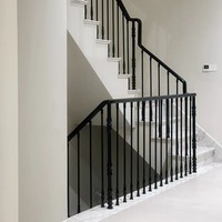 Rampe d'escalier de villa moderne minimaliste personnalisée en alliage d'aluminium noir, résistante à l'eau et peignable, à fixation au sol