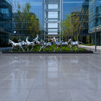 Sculpture de cheval géométrique moderne en acier inoxydable poli miroir, faible profil, pour décoration extérieure de jardin et de patio