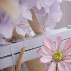 Fondo de Boda Moderno y Lujoso con Flores de Seda Gigantes y Banco de Metal Blanco <span class=keywords><strong>para</strong></span> Decoración de Eventos en Interiores/Exteriores - Product Image 5