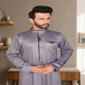 Túnica gris para hombre con ribete negro, cuello alto, bolsillo en el pecho, manga larga, estilo moderno y tradicional, jubba árabe de Oriente Medio - Product Image 2