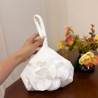 Sac à main en satin à fleurs 3D de style français avec chaîne, fermeture éclair, élégant, simple et doux, idéal pour les soirées