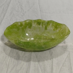 Nouveau style de bol en résine fait main, bol de service en verre vert poli au design contemporain pour la présentation décorative des aliments - Product Image 1