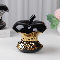 Ornement en céramique en forme de noyau de pomme noir avec détails dorés et argentés, sculpture décorative créative pour la maison, cadeau pour table ou étagère de salon