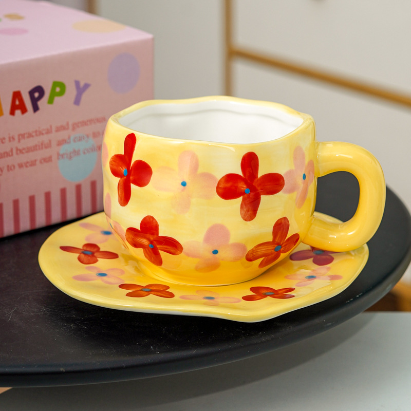 fiore rosso e rosa con sfondo giallo