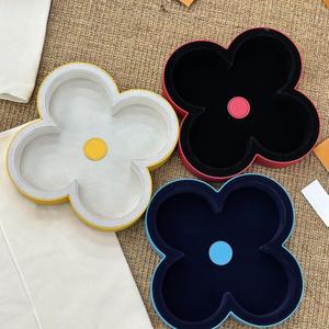 Caja de Joyería Pequeña de Estilo Europeo, Caja de Almacenamiento para Aretes y Collares, Caja de Joyería Portátil para Viajes - Product Image 1