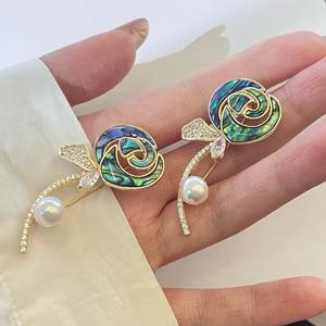 เข็มกลัดดอกกุหลาบระดับไฮเอนด์ ประดับมุกหลากสี ใช้งานได้หลากหลาย ทั้งเป็นเข็มกลัดติดเสื้อและสร้อยคอสำหรับผู้หญิง - Product Image 3