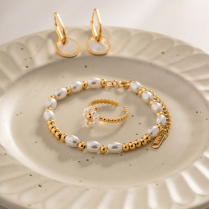 Bracelet de perles blanches avec accents dorés, bijoux pour femmes à porter au quotidien - Product Image 3