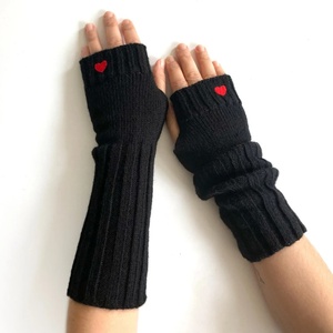 Mitaines thermiques exquises pour femmes hiver chaud câble tricoté chauffe-bras gants longs sans doigts avec coeurs rouges pour la chaleur extérieure - Product Image 3