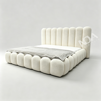 Lit de rangement moderne et luxueux en bouclette crème avec tête de lit rembourrée et design nuage de bulles