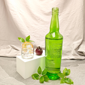 Bouteille de vin en verre vert personnalisée de 730 ml avec bouchon à vis en aluminium, estampage doré gravé, prise en charge OEM/ODM pour Gin, Whisky, Rhum, <span class=keywords><strong>Vodka</strong></span> - Product Image 1