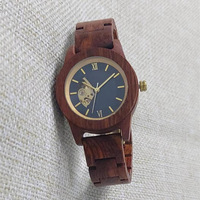 Montre en bois avec cadran sculpté unique en acier incrusté véritables marqueurs d'heure à clou mouvement à quartz Miyota montre en bois de charme unique