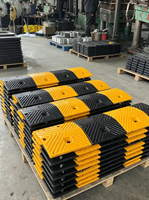 Ralentisseur de circulation robuste en caoutchouc recyclé 1000x350x50mm pour le calmarculation routière, les entrepôts, les garages et la protection des câbles
