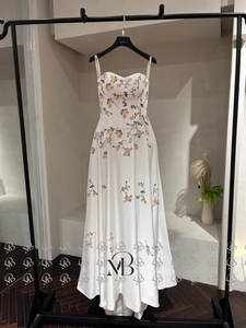 فستان زفاف Mily QD06270 فستان زفاف طويل أنيق من الساتان والحرير المطرز برقبة حبيبة - Product Image 2