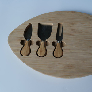 Ensemble de planches à fromage ovales en bambou avec trois couteaux, planche à pizza, plateau à steak pour barbecue, vente en gros - Product Image 3