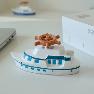 Adorno de Barco de Resina, Mini Velero Pintado en Azul y Blanco, Decoración de Escritorio, Estilo Hecho a Mano - Product Image 3
