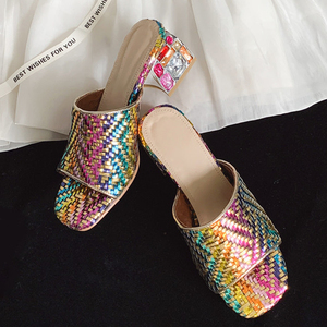 Sandales pour femmes à tige tressée colorée, à bout carré ouvert, à talons carrés bas, avec strass mélangés, style mules habillées - Product Image 5