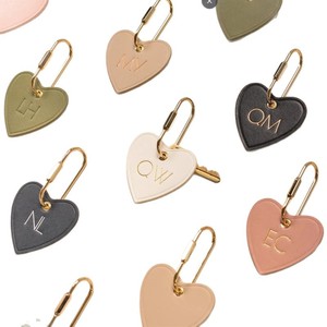 Llavero/colgante de PU con forma de corazón, de cuero, con logotipo/etiqueta de nombre/abalorio para bolsa de regalo, hebilla de latón. - Product Image 5