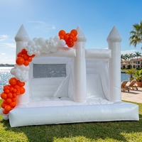 Château gonflable blanc moderne avec guirlande de ballons pour fête d'enfants et décoration de mariage