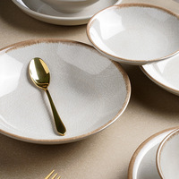 Assiette en Mélamine Beige Craquelé « Radiant Ice » dans un Ravissant Service de Vaisselle en Mélamine
