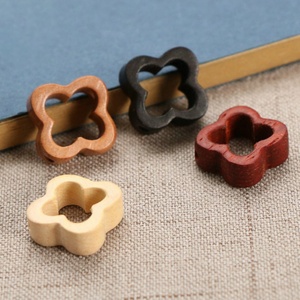 Fabricants du Guangdong : Croix décorative artisanale en bois d'hévéa, abstraite, production rapide - Product Image 5