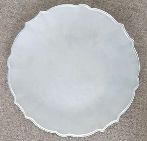 Alquiler de Platos de Cristal Blancos Elegantes con Borde Plateado - Product Image 1