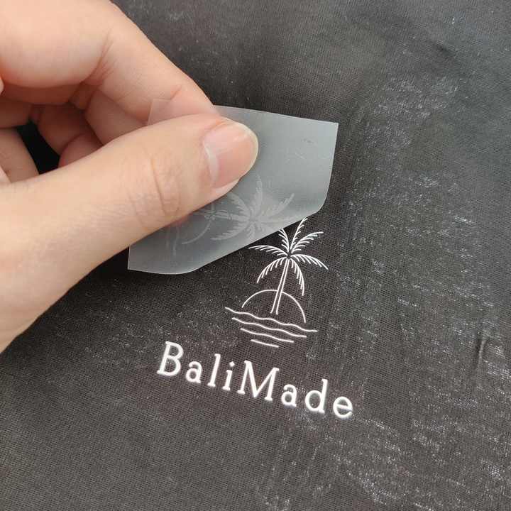 Op Maat Bedrukt Logo Kleding Ijzer Op Tagless Labels, Groothandel Flexibele Nek Formaat Waszorg Label Warmteoverdracht Kleding Label.