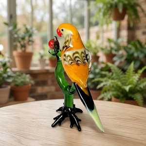 Figurine de perroquet en verre soufflé à la main avec baie rouge posée sur une branche verte, sculpture décorative d'animal - Product Image 1