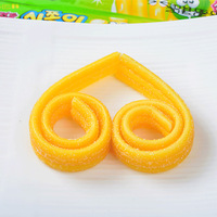 Haitaii 24g Collations importées coréennes Bandes aigres-douces à saveur fruitée Longue boîte de bouteille enduite de bonbon pomme/fraise/cocacola