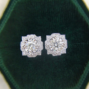 Orecchini a Perno con Cristalli a Forma di Fiore per Donne, Eleganti e Minimalisti, Accessori di Moda per Uso Quotidiano - Product Image 1