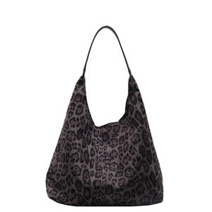 Sac fourre-tout à bandoulière pour femme avec fermeture éclair, style urbain et simple, en PU, grande capacité, décontracté, polyvalent, toutes saisons - Product Image 4