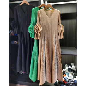 Vestido de mujer de alta gama vintage con cuello en V, mangas acampanadas con flores tridimensionales, <span class=keywords><strong>falda</strong></span> plisada con cordones y control de cintura, elegante para primavera. - Product Image 1