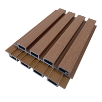 Extrusion de Co imperméable extérieur en bois composite cannelé creux WPC Panneaux de revêtement Façade Décoration de maison Panneau mural en WPC extérieur