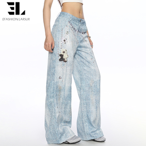 מכנסי ג'ינס רחבים מדנים עם הדפס תלת מימד מלא בטכנולוגיית DTG/DGT, בסגנון טרומפ-לואי, משובצים באבני חן, פנינים ותכשיטים, מבית LARSUR Custom Factory, לנשים. - Product Image 4
