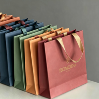 Sac de courses en carton ivoire renforcé recyclable avec logo personnalisé et poignée sérigraphiée pour l'emballage de vêtements et de produits de détail
