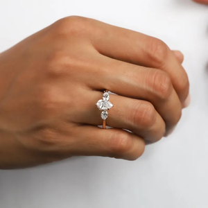 Anillo de compromiso de lujo con tres diamantes en forma de lágrima, en oro macizo, diseño Art Deco, para promesa o boda. - Product Image 5