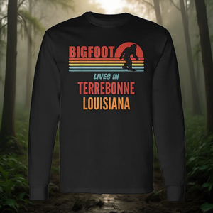 Camiseta de Manga Larga con Diseño de la Visión de Bigfoot en Terrebonne Parish, Louisiana, Producto Promocional Premium - Product Image 3