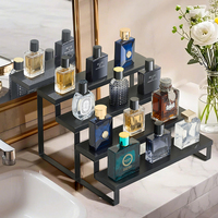 Rak Display Parfum Hitam Empat Tingkat dengan Rangka Besi Penyangga, Organizer Cologne untuk Pria