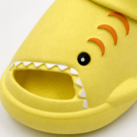 Sabots pour enfants style requin jaune en gros, prix d'usine, chaussures de jardin en EVA légères, sandales de plage antidérapantes pour tout-petits