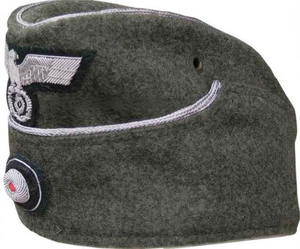 Gorra Lateral del Ejército Alemán de la Segunda Guerra Mundial, Material de Cuero con Coquilla Bordada e Insignia de Águila, para Actividades al Aire Libre y Uso Casual - Product Image 1