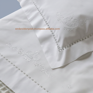 Juego de Ropa de Cama con Diseño de Bordado a Mano en Blanco, Juego de Sábanas con Dobladillo Hecho a Mano - Product Image 1