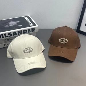 Casquette de baseball pour homme à visière large avec lettre D en relief de la marque tendance, également disponible pour femme - Product Image 2