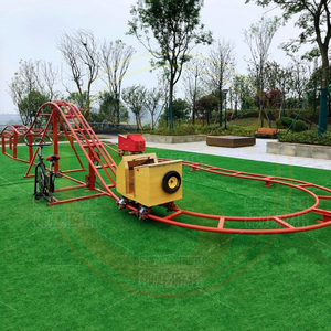 楽しい公園の遊園地の子供たちが裏庭のジェットコースターに乗る - Product Image 6