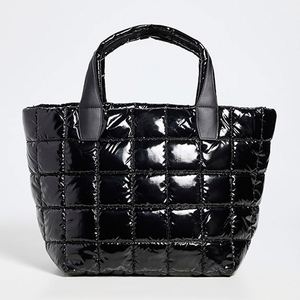Bolso Tote de Fin de Semana para Mujer, en Cuero Sintético Negro con Acabado Patentado, Cierre de Cremallera, Impermeable, para Playa, Compras y Viajes de Verano y Otoño - Product Image 1