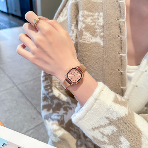 Reloj de Pulsera Niche Spark con Esfera Texturizada, Elegante y de Alta Gama para Mujer - Product Image 3