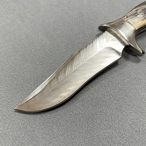 Faca de Caça Bushcraft TLZR11 de Lâmina Fixa em Aço Damasco Reforçado com Bainha de Couro Genuíno e Cabo de Madeira Grosso - Product Image 3