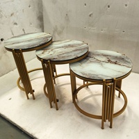 Ensemble de trois tables basses avec motif marbré, design nordique, structure en métal, grandes et petites tables à thé, espace de rangement, démontables